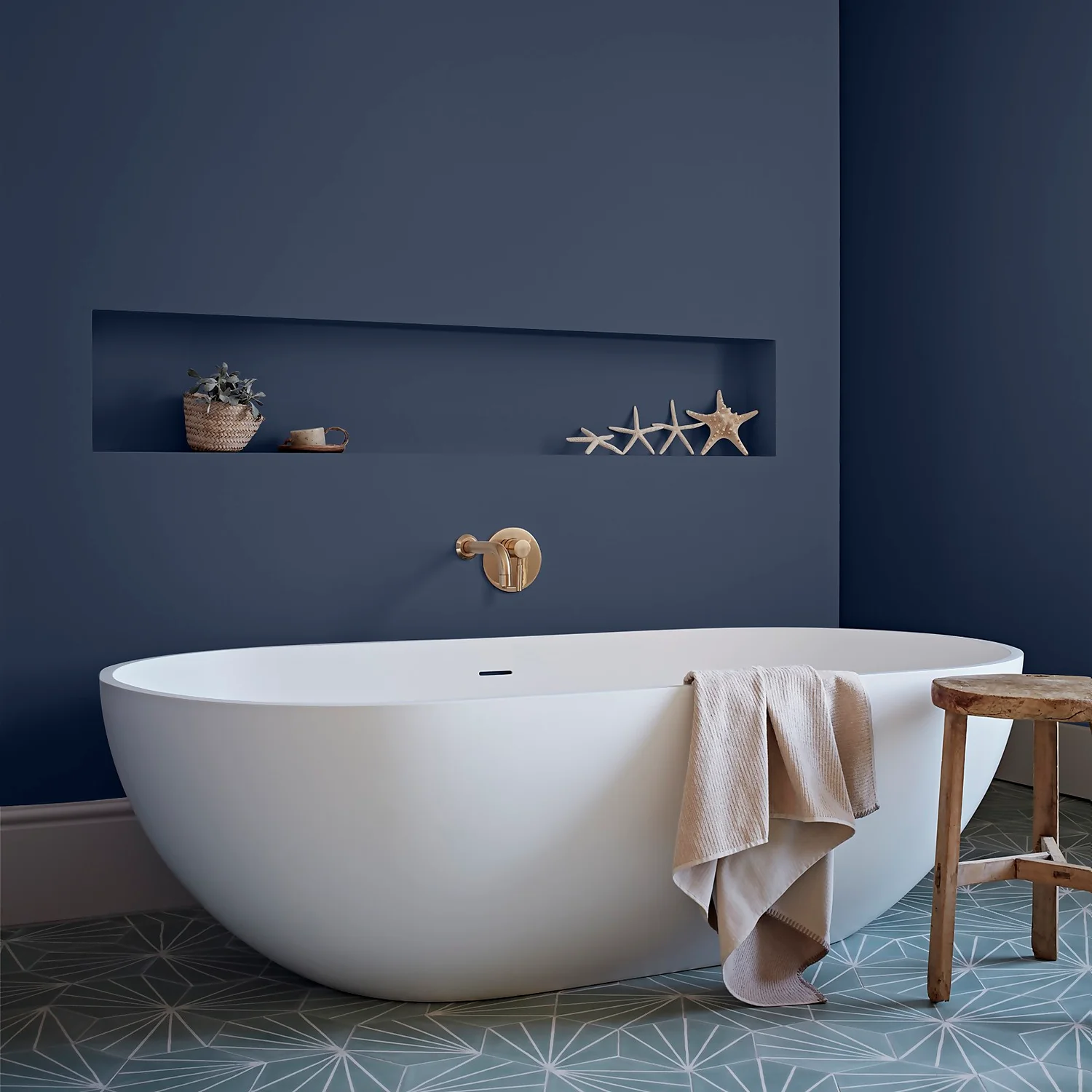 Crown Easyclean® Mouldguard+ Bathroom Mid Sheen Washable Multi Surface Paint Midnight Navy® - 2.5L 4 Crown Easyclean® Mouldguard+ Bathroom Mid Sheen Washable Multi Surface Paint Midnight Navy® - 2.5L - Image 2